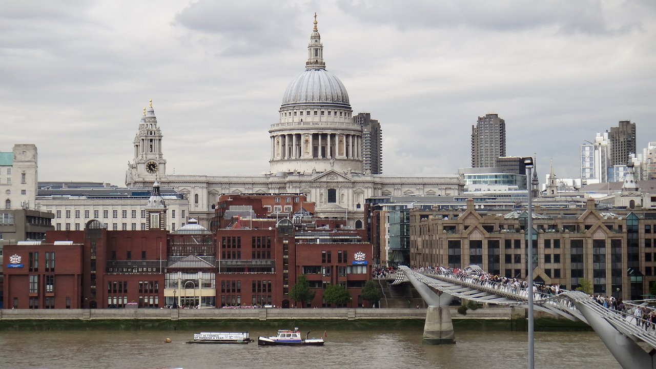 on the thames.JPG